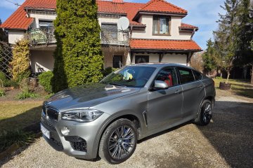 4,4v8 575 koni czerwona skóra ledy harman adaptiv drive full